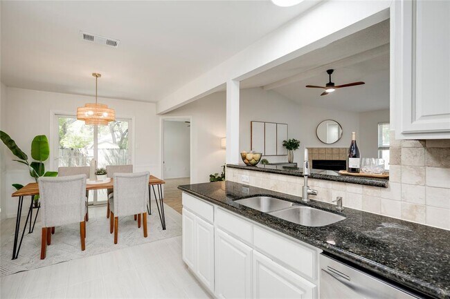 Building Photo - 12706 Heinemann Dr