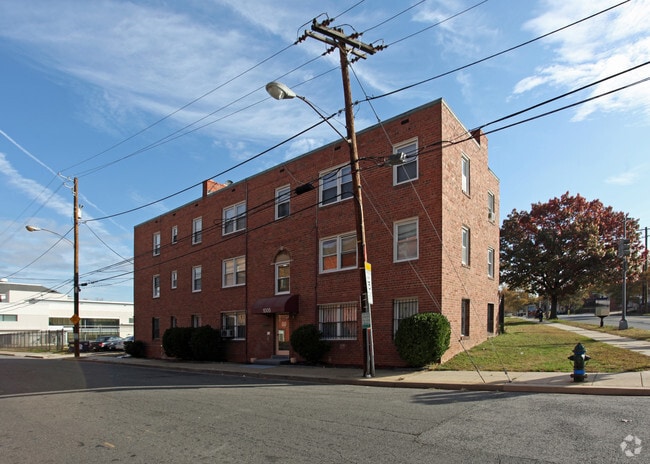 Primary Photo - 1005 45th St NE