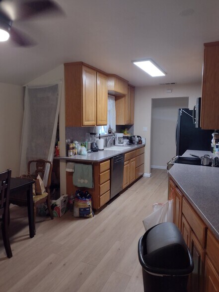 Building Photo - 10500 Glenview Way