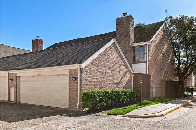Building Photo - 1052 Augusta Dr