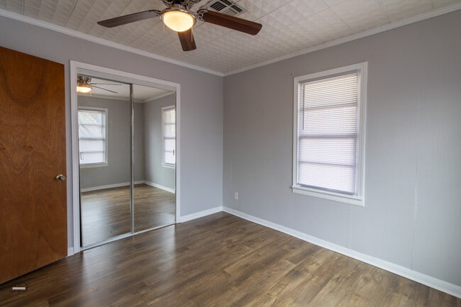 Building Photo - 709 E 1st St