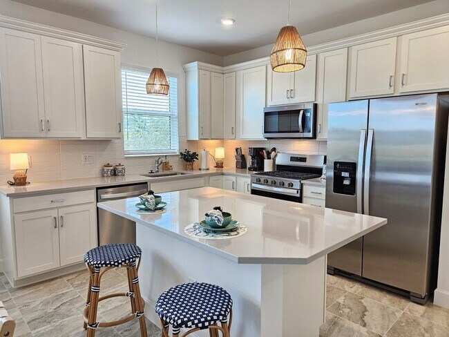 Building Photo - Beautiful Seasonal Englewood Villa- DOG FRIENDLY - new construction with Community Pool! – Locate...