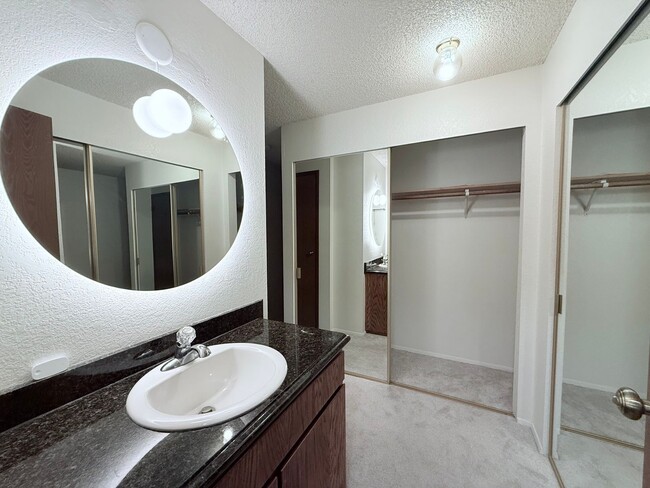 Building Photo - Lovely 2-Bedroom End Unit Condo in Cedarwo...