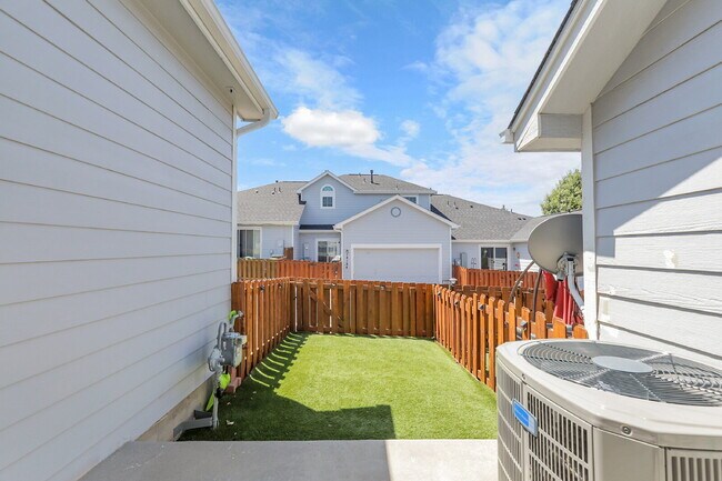 Building Photo - $2,640.95- 3 Bed, 3 Bath Townhome in Aurora with Central AC, In Unit Laundry and Patio Space!
