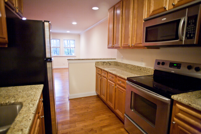 Building Photo - 2 Bedroom Condo just minutes from Carrboro...