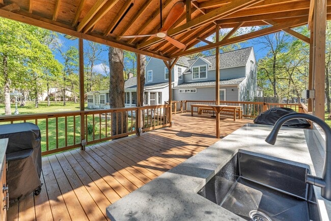 Building Photo - 22425 Augusta Dr