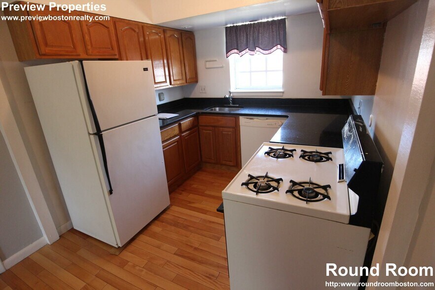 Building Photo - 178 Lake Shore Rd