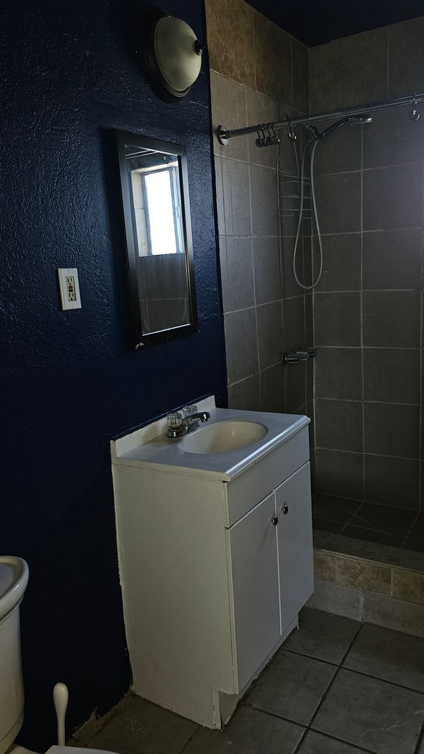 Building Photo - Available Now | 3 Bd 1 Ba Home in East Bak...