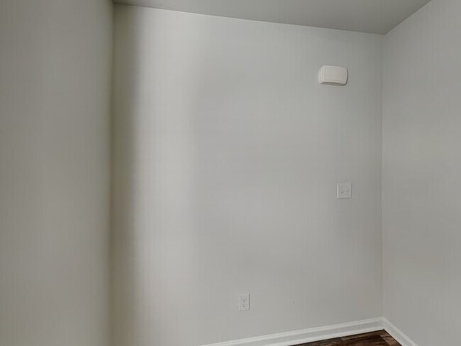 Building Photo - Lovely 3 Bedroom 2.5 Bath Home located in ...
