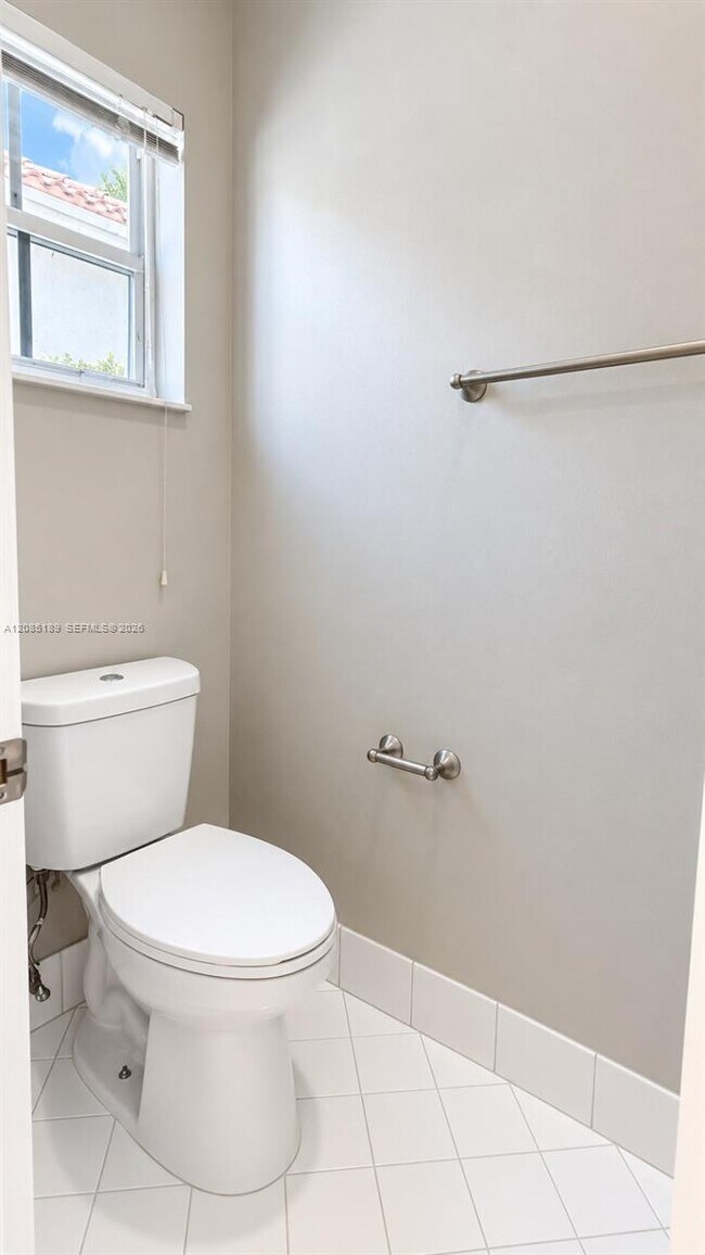 Building Photo - 908 Tanglewood Cir