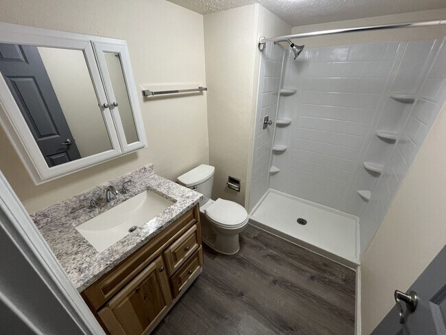 Building Photo - Newly Remodeled 2 Bedroom Unit in Family a...