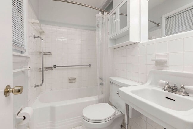 Building Photo - 2850 Hikes Ln