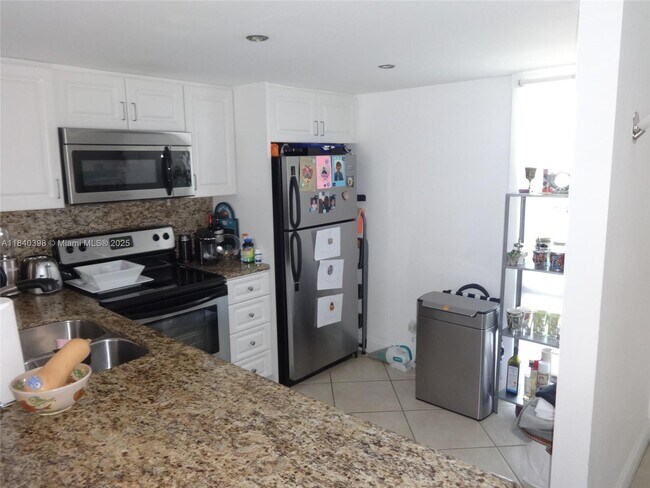 Building Photo - 3475 N Country Club Dr