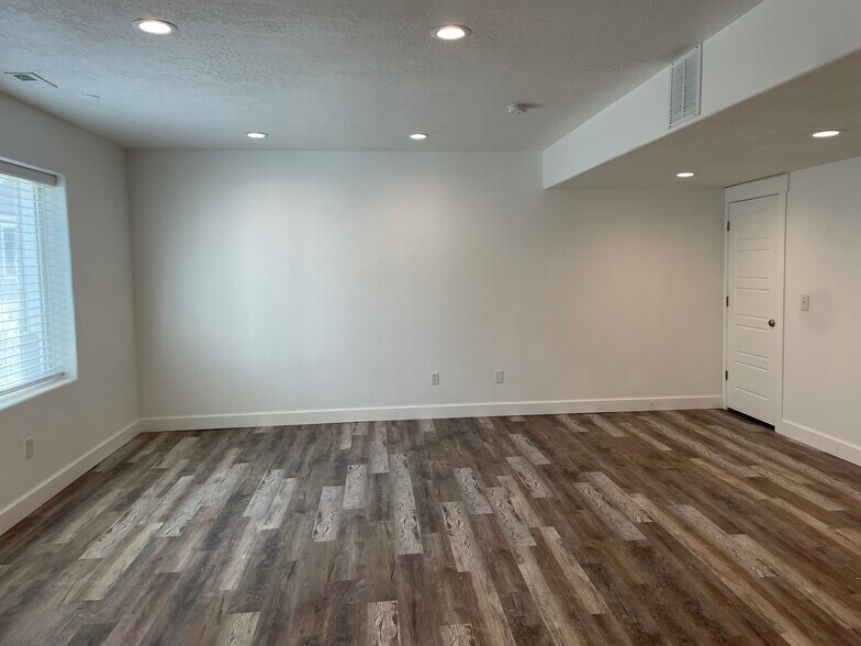 Basement studio - 951 W Shadow Brook Ln
