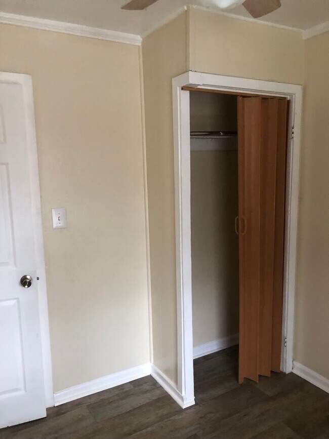 Building Photo - 3 bedroom 1.5 Bathroom