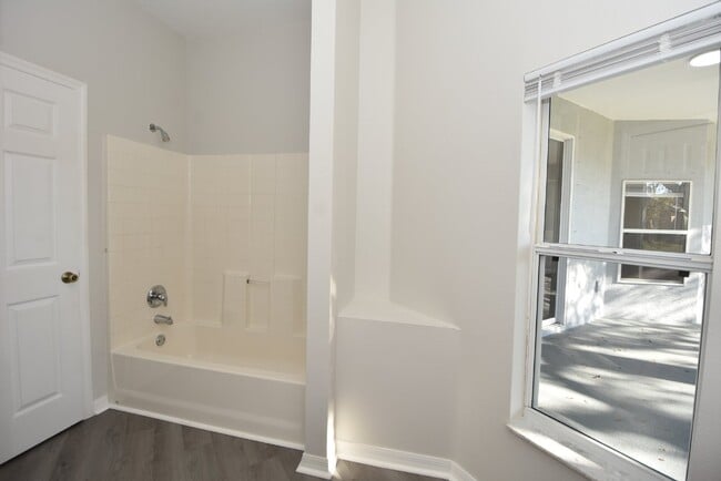 Building Photo - 4 bed, 2 bath located in Matanzas Woods su...