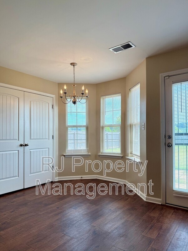 Building Photo - 5520 Kaitlyn Dr E