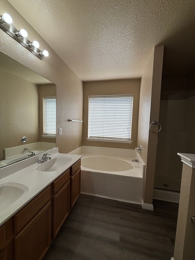 Building Photo - 525 Bretts Way