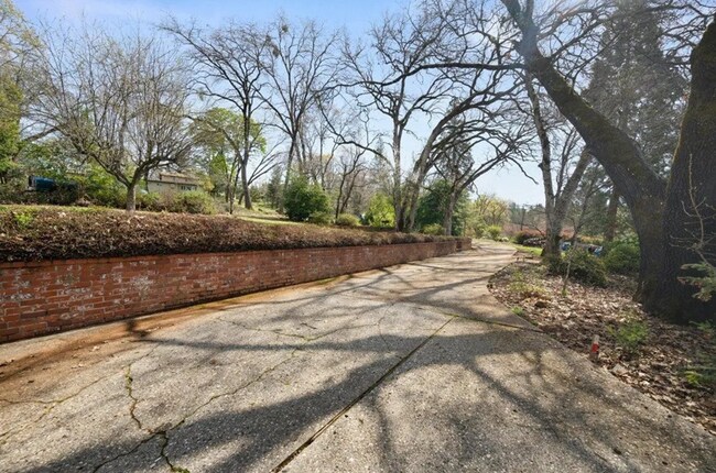 Building Photo - 419 Greenwood Dr