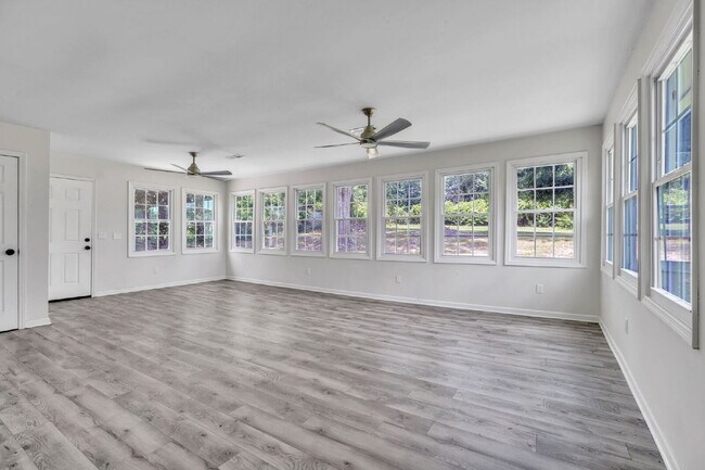 Building Photo - Beautiful 5 Bedroom 3 Bathroom Retreat with Fenced Backyard $2,200/mo rent