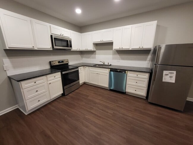 Building Photo - Completely Renovated New and Open Concept ...