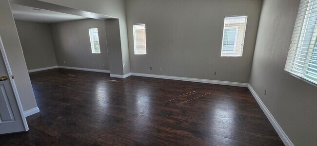 Building Photo - Large 6bed 4bath San Jacinto Beauty!