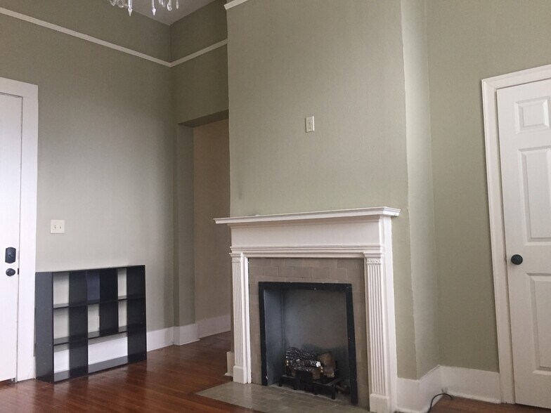 Functioning gas fireplace - 920 Scott St