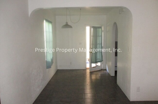 Building Photo - Tucson's Hidden Treasure!!
