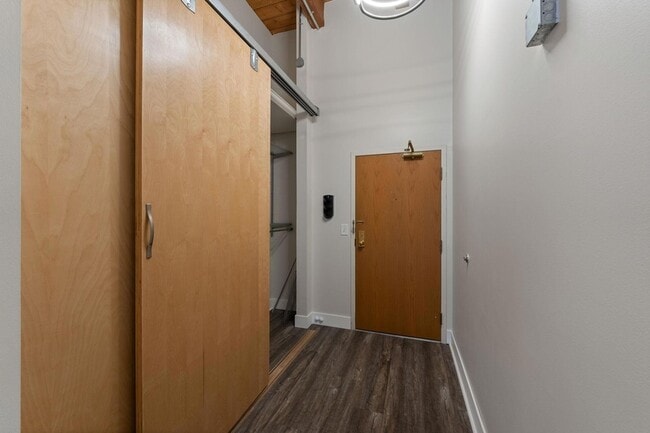 Building Photo - 400 N 1st St