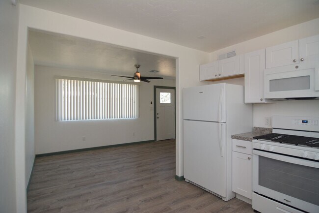 Building Photo - Remodeled 2 Bedroom 1 Bath Duplex! Great Central Tucson Location!