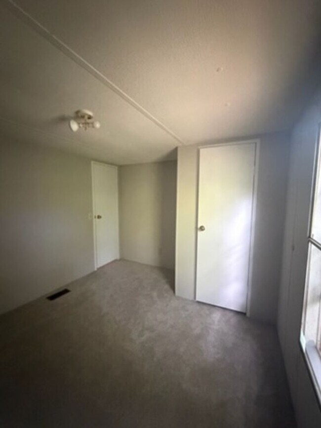 Building Photo - 25 Crestfield Ave