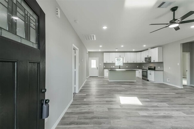 Building Photo - 106 County Rd 3704