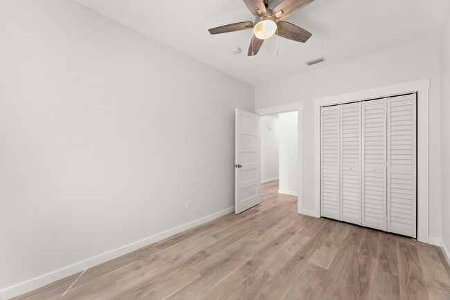 Building Photo - 2566 Oak St