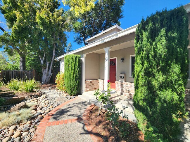 Building Photo - Charming 2 Bedroom, 2 Bathroom Home in Redwood City