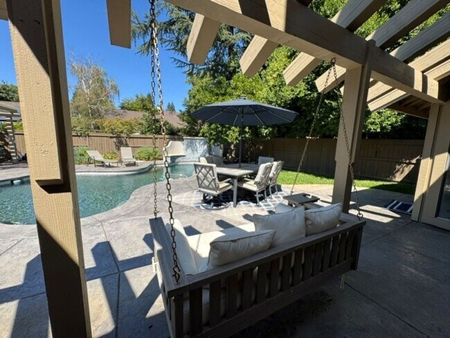 Building Photo - Gorgeous 3-Bedroom House in Gold River with pool