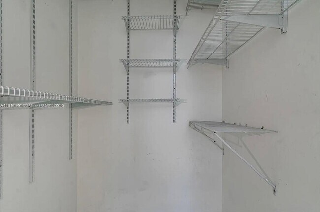 Building Photo - 950 Brickell Bay Dr
