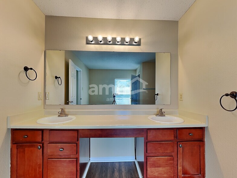 Building Photo - 10421 Parmer Cir