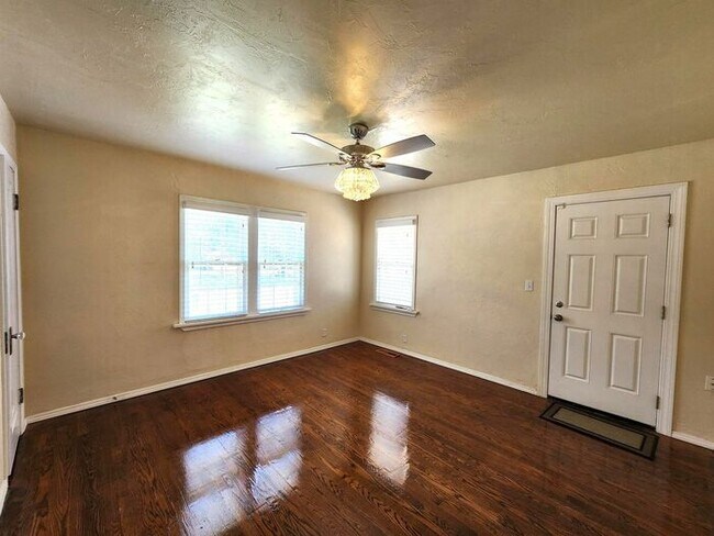 Building Photo - AMAZING 3 BED, 2 BATH Plus Study MILLERS ADDITION NW OKC