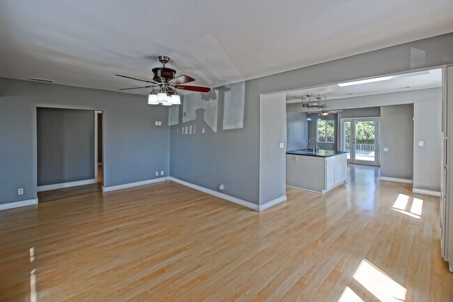 Building Photo - 2809 Carlsbad St