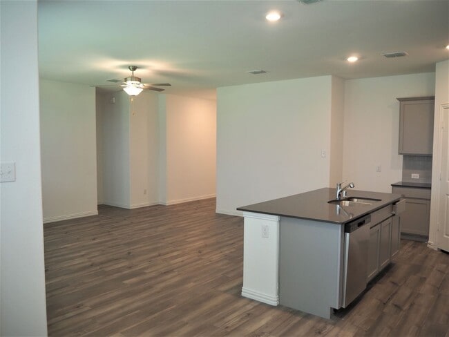 Building Photo - 1800 Lake Grove Dr