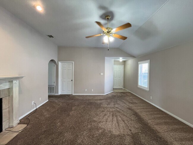 Building Photo - Available NOW  This home is centrally loca...