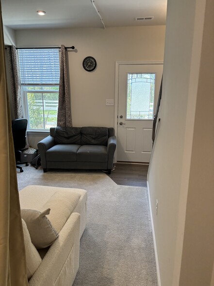 First floor guest/bed - 48 Sidney Ln