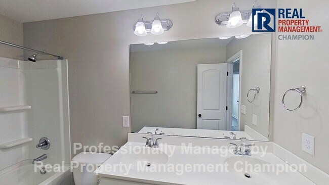 Building Photo - Spacious 3 BD/2.5 BA Home with Office Featuring Open Floorplan