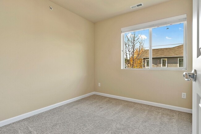 Building Photo - 3 Bedroom Townhome in DuPont