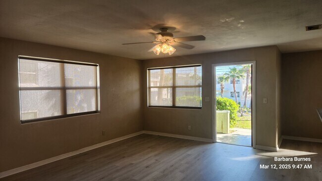 Building Photo - 927 N Grandview Ave