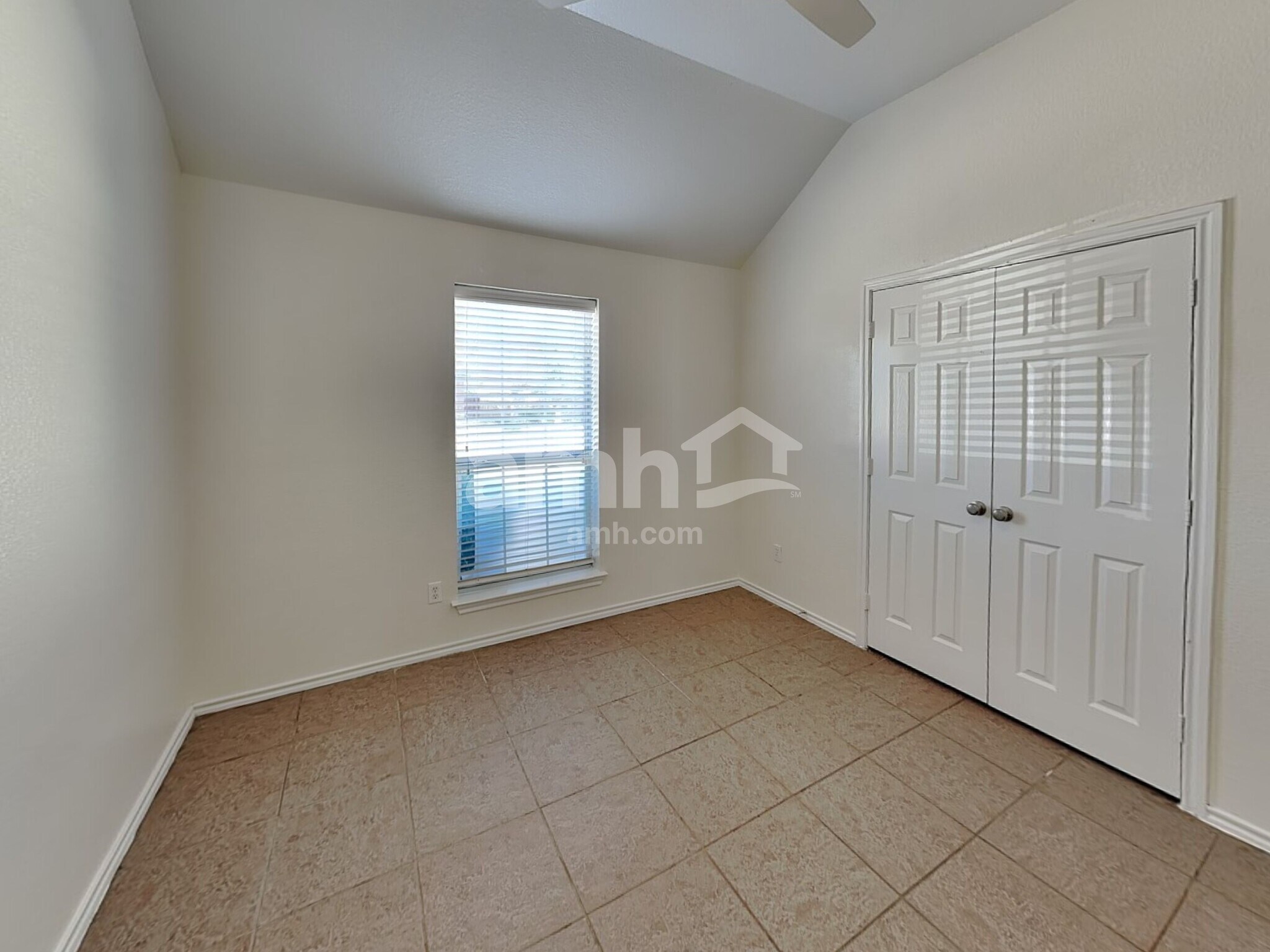 Building Photo - 1620 Northview Dr