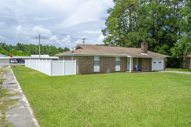 Building Photo - 738 Carondelay Dr