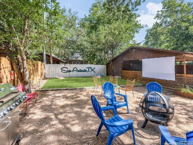 Building Photo - Charming 2-Bedroom Duplex in Mahncke Park