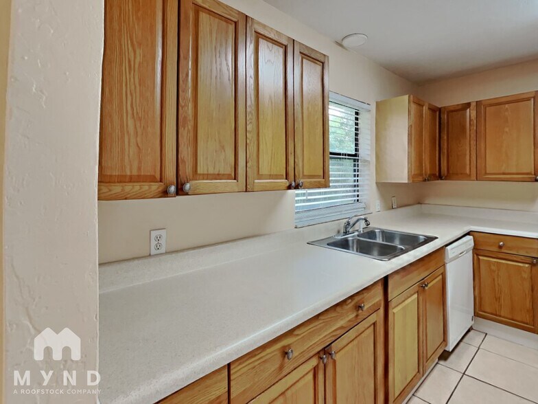 Building Photo - 1942 Peoria St