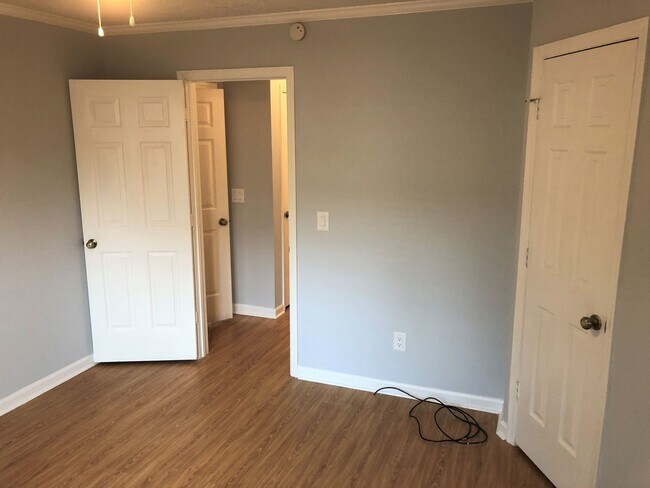 Building Photo - Welcome to the 2 Bed 2 Bath Bottom Floor C...